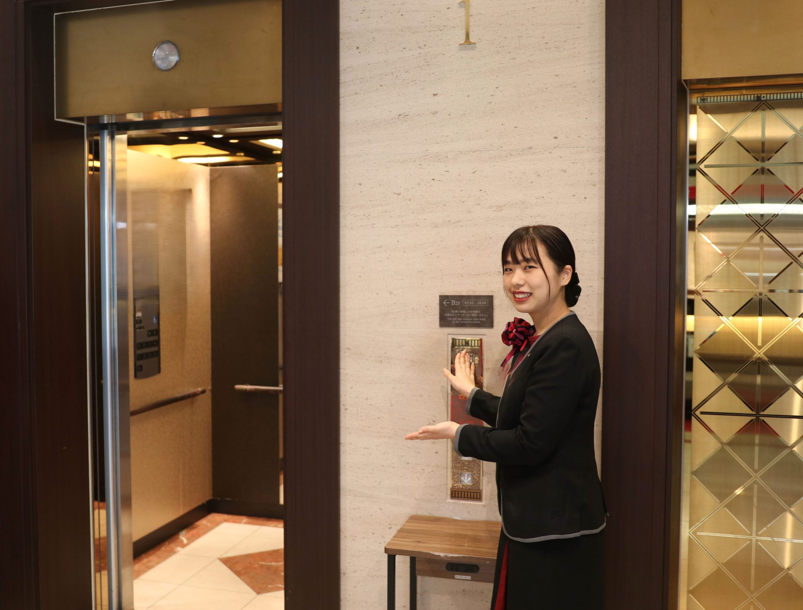 【夜勤なし！日勤のみ】フロント正社員｜経験者優遇・駅前ホテル