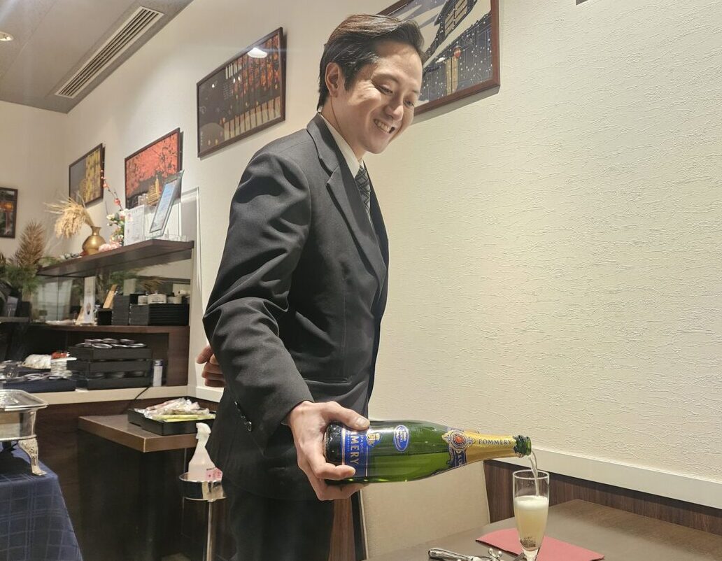 【正社員】ホールスタッフ・マネージャー候補（ホテルレストランサービス）